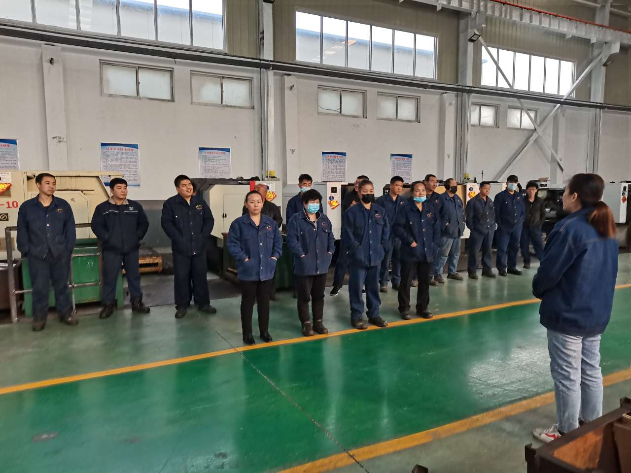 公司召開(kāi)2022年安全生產(chǎn)工作會(huì)議-03月11日上午，公司召開(kāi)2022年安全生產(chǎn)工作會(huì)議，總結(jié)2021年安全生產(chǎn)工作，部署2022年安全生產(chǎn)重點(diǎn)任務(wù)。公司各級(jí)領(lǐng)導(dǎo)班子、各部室及負(fù)責(zé)人、安全總監(jiān)及安全員等參加會(huì)議,會(huì)議由公司經(jīng)理張世立主持。 會(huì)上，公司安全總監(jiān)袁振水作《2022年安全生產(chǎn)工作報(bào)告》。總結(jié)了2021年的安全管理總體工作，分析了2022年安全管理所面臨的形勢(shì)，提出了公司2022年安全生產(chǎn)工作總體思路和重點(diǎn)工作。從十個(gè)方面進(jìn)行了工作部署◆ 持續(xù)提升安全生產(chǎn)思想認(rèn)識(shí)，進(jìn)一步樹(shù)牢安全發(fā)展理念?！?突出主體責(zé)任落實(shí)，抓好三年行...